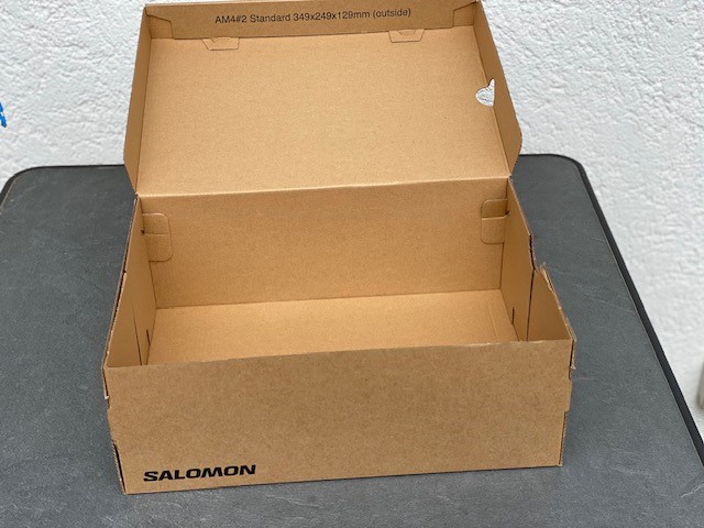 Karton mit Haushaltspapier auslegen