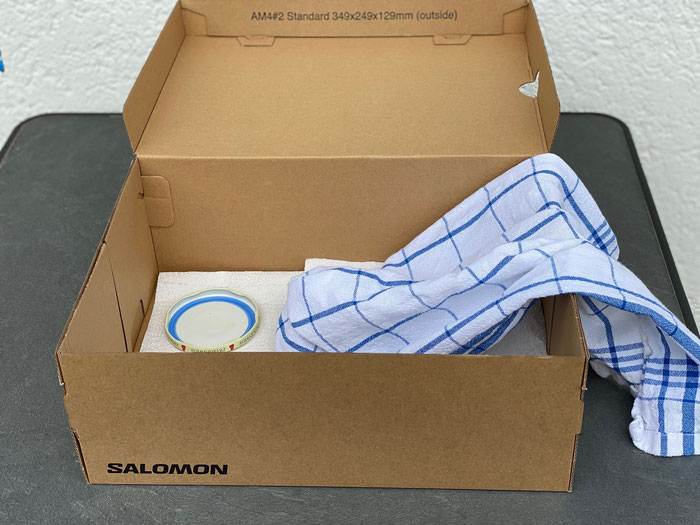 Geschirrtuch aus dem Karton hängen lassen