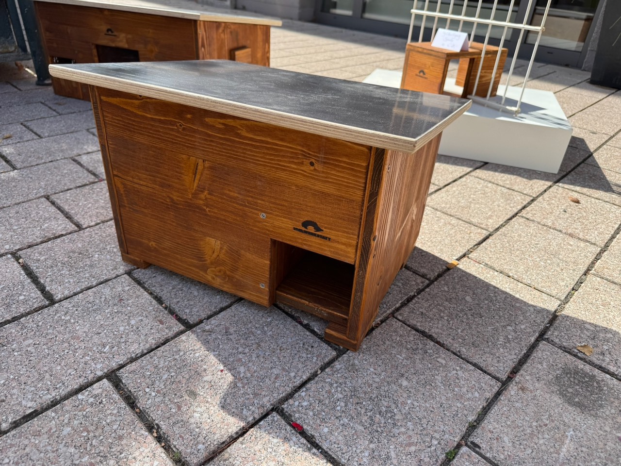 Infostand des Tierschutzvereins Bühl auf dem Bauernmarkt mit Igelhäusern
