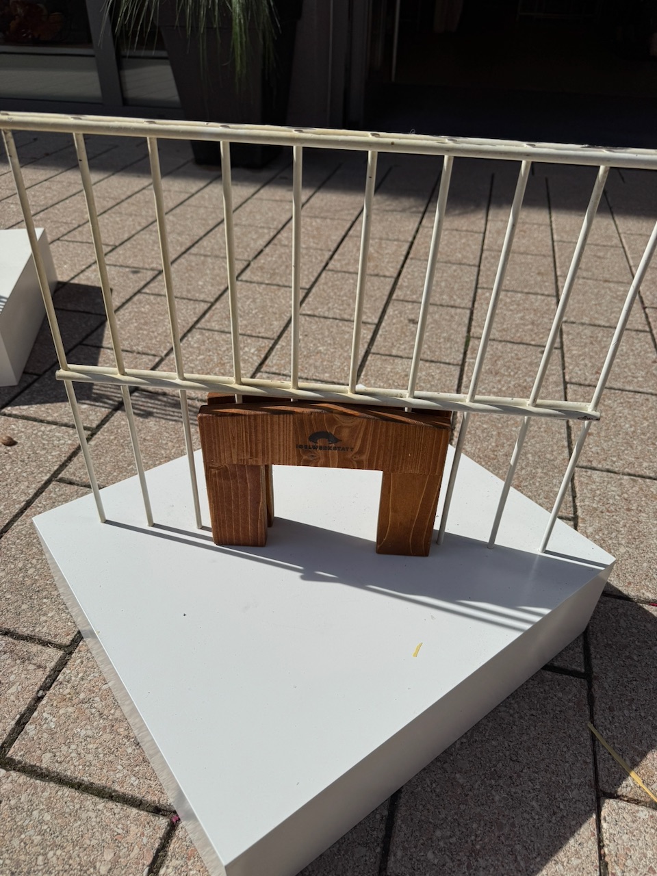 Igeldurchgang in einem Gartenzaun
